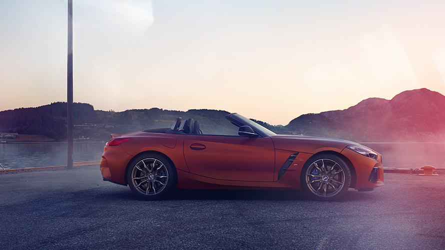 Vista lateral del BMW Z4 First Edition en Orange Vista lateral del BMW Z4 First Edition en Orange con una montaña de fondo