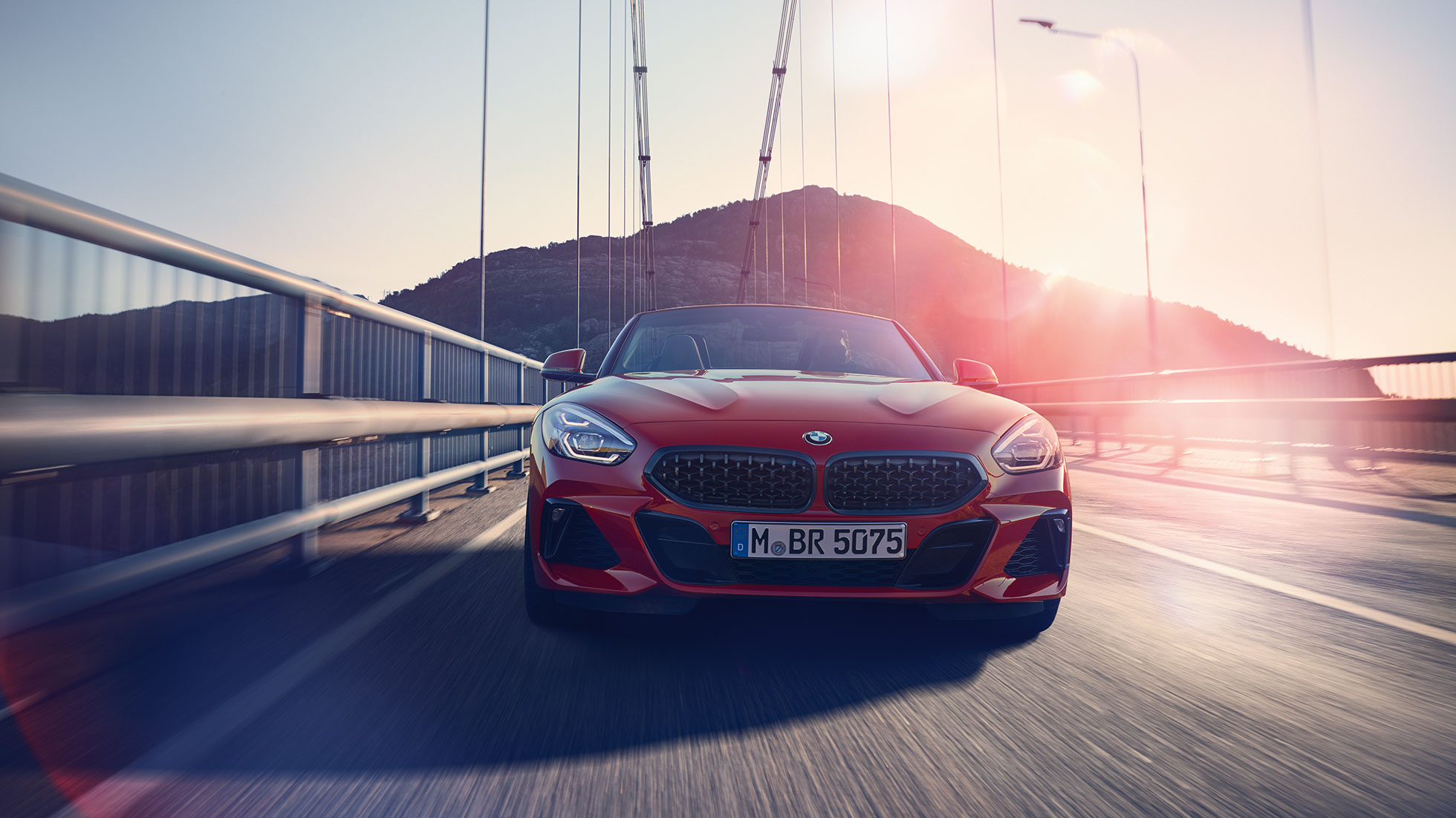 BMW Z4 Roadster sobre un puente Imagen del frontal del BMW Z4 Roadster sobre un puente