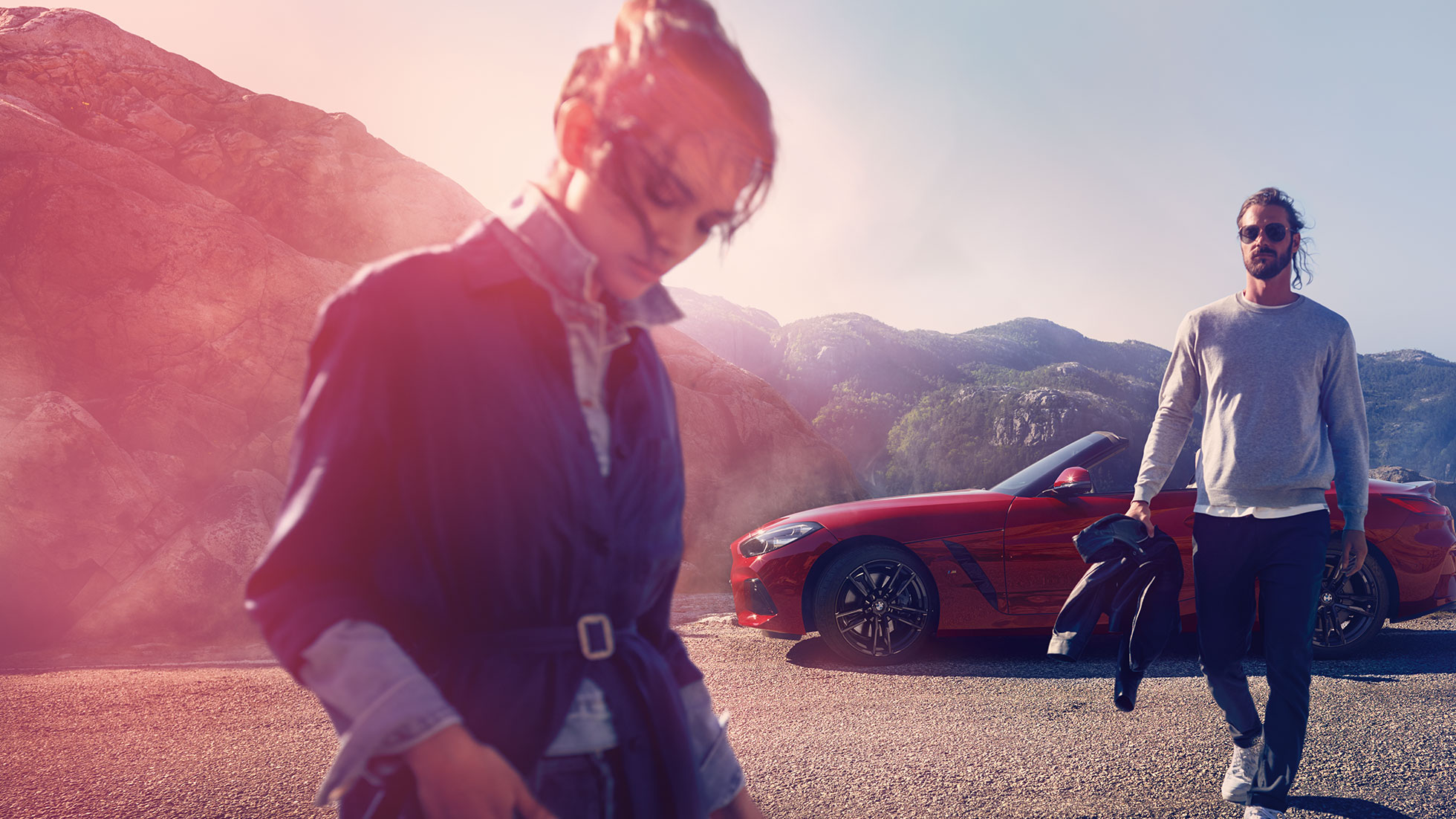 BMW Z4 Roadster delante de un paisaje montañoso Un hombre, una mujer y el BMW Z4 Roadster delante de un paisaje montañoso