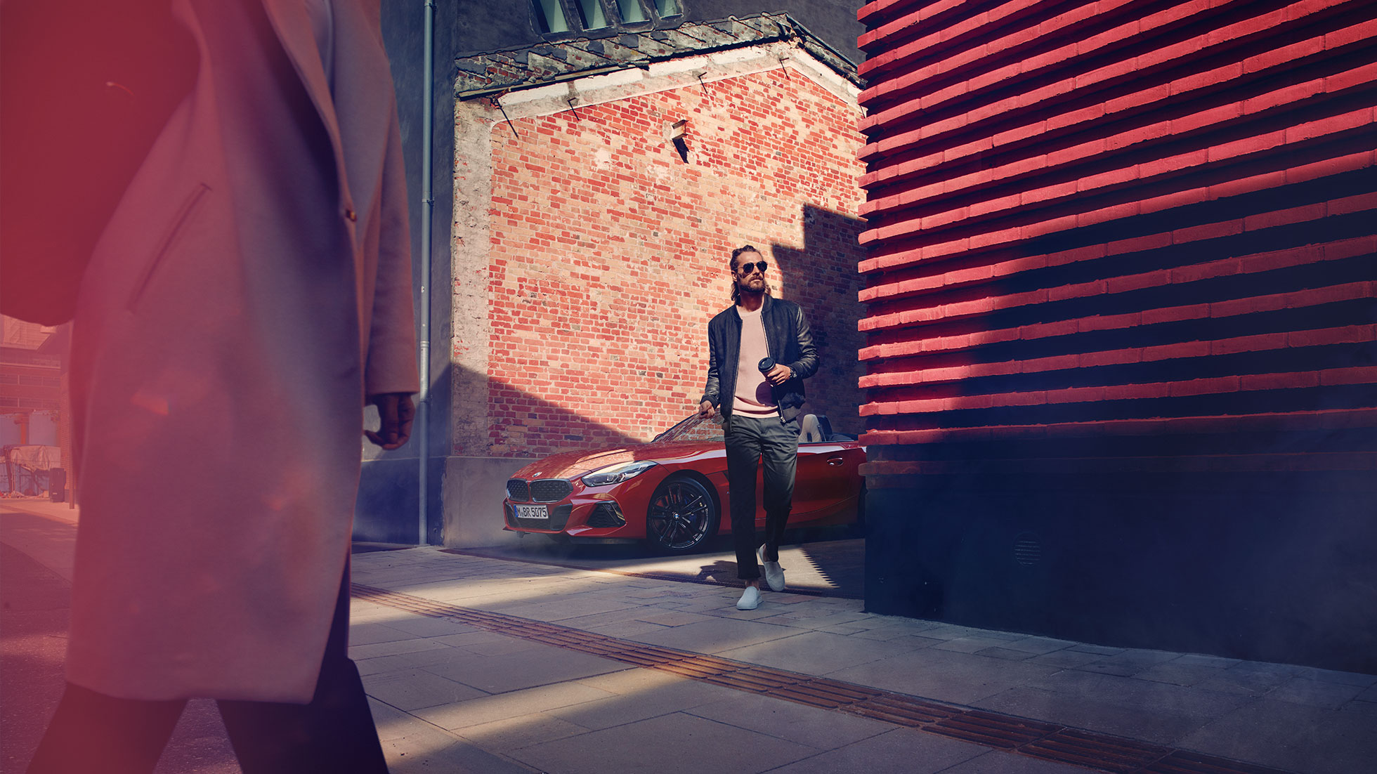 BMW Z4 Roadster en una calle Hombre en una calle delante del BMW Z4 Roadster
