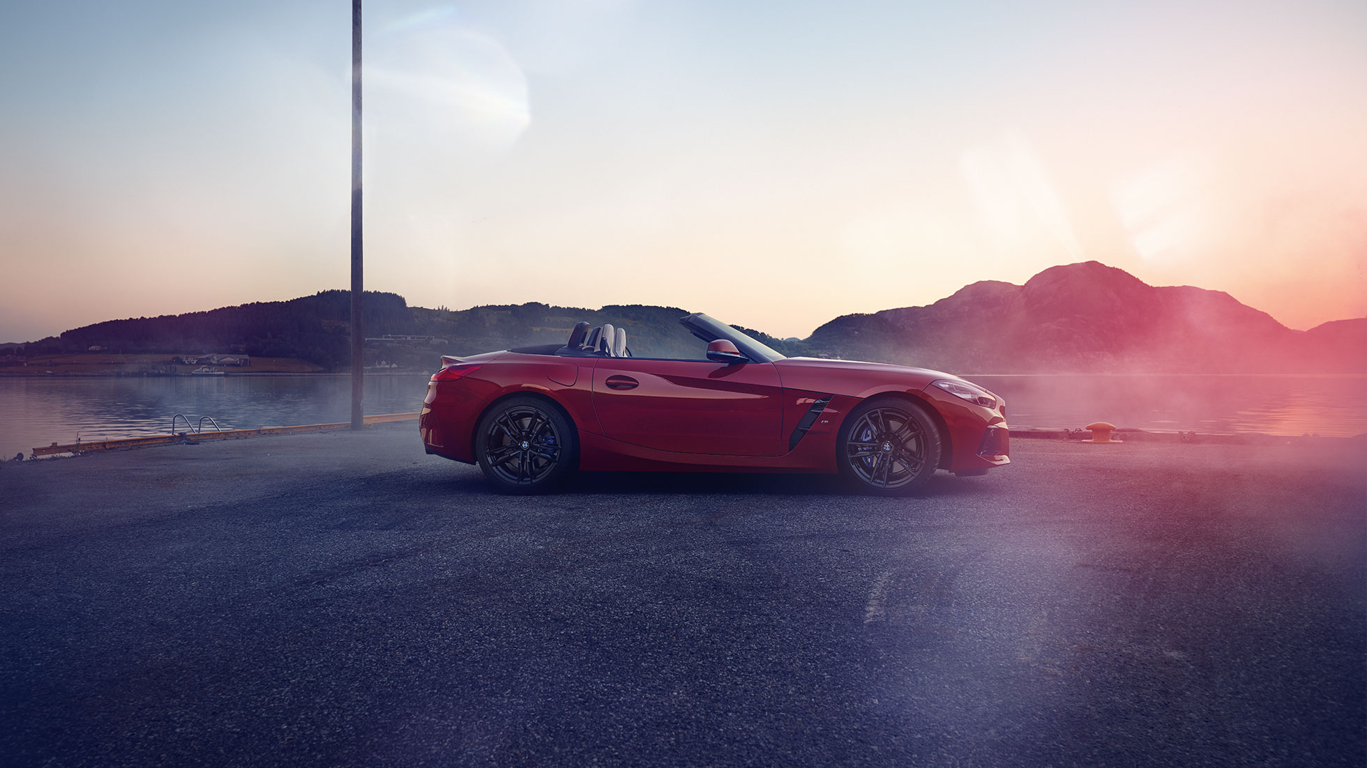 Imagen del lateral del BMW Z4 Roadster Imagen del lateral de BMW Z4 Roadster delante de un paisaje montañoso