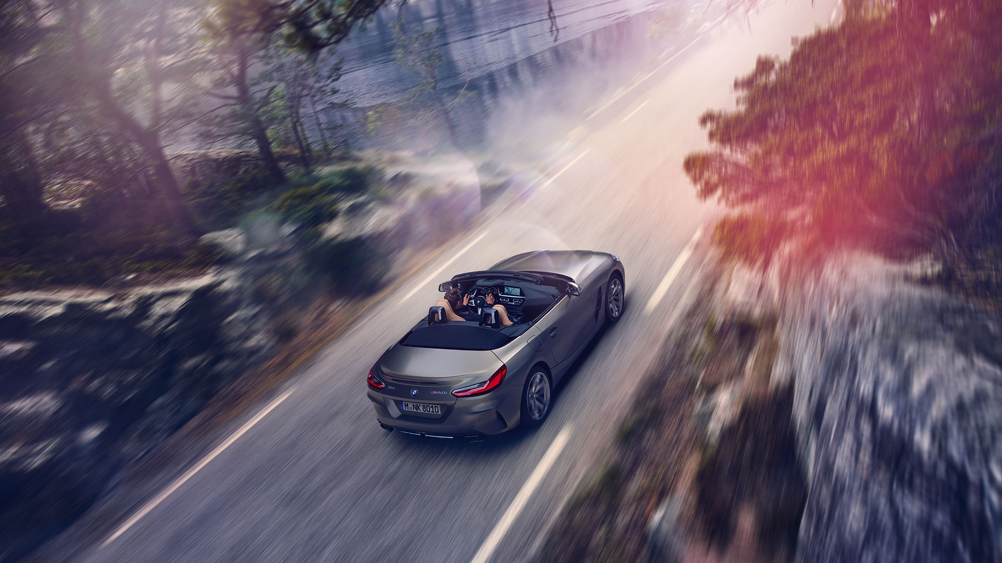BMW Z4 Roadster desde arriba BMW Z4 Roadster gris en marcha desde arriba