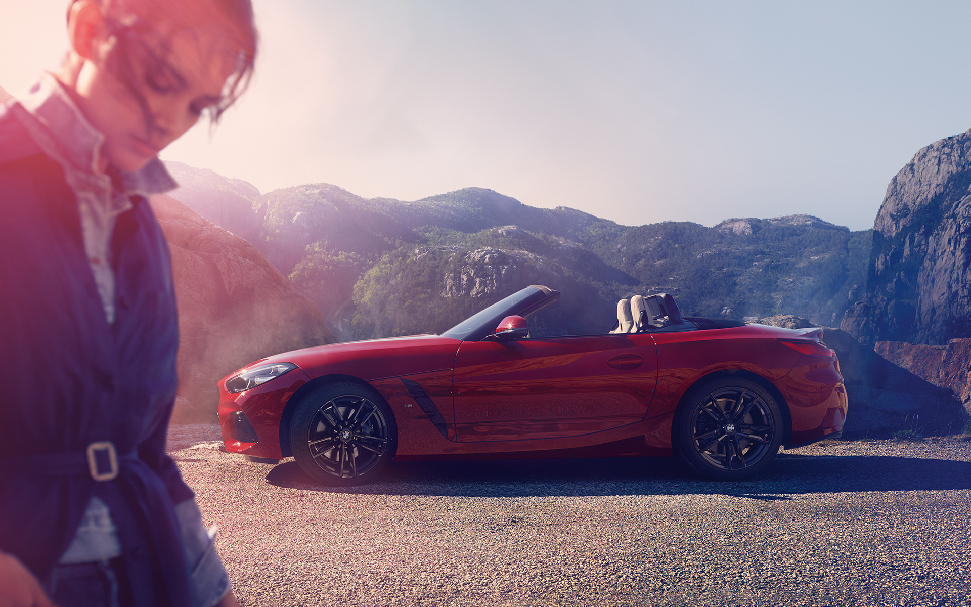 BMW Z4 Roadster (G29) delante de un paisaje montañoso Modelo frente al BMW Z4 Roadster (G29) delante de un paisaje montañoso