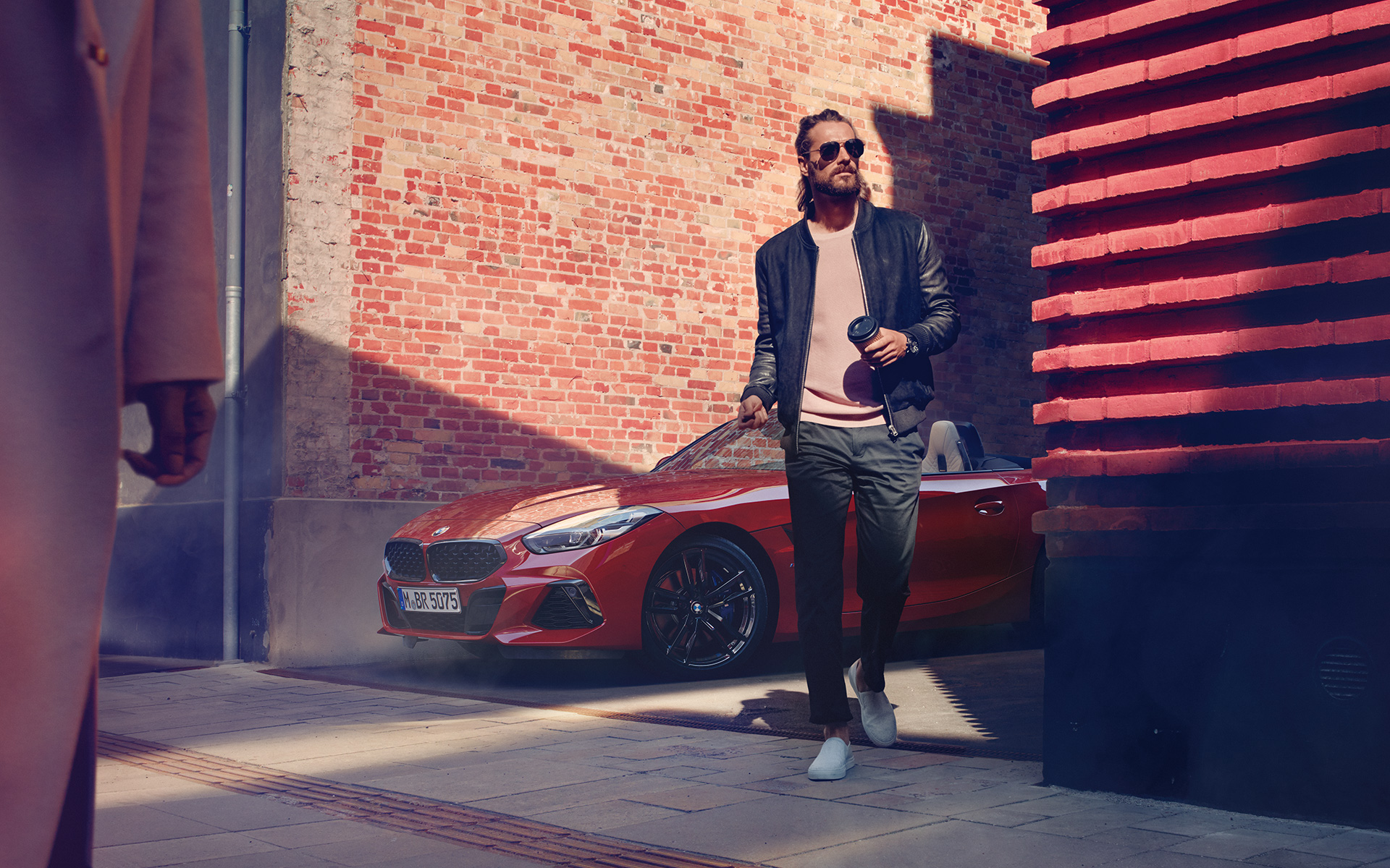 BMW Z4 Roadster (G29) en calle lateral Hombre en calle lateral delante del BMW Z4 Roadster (G29)