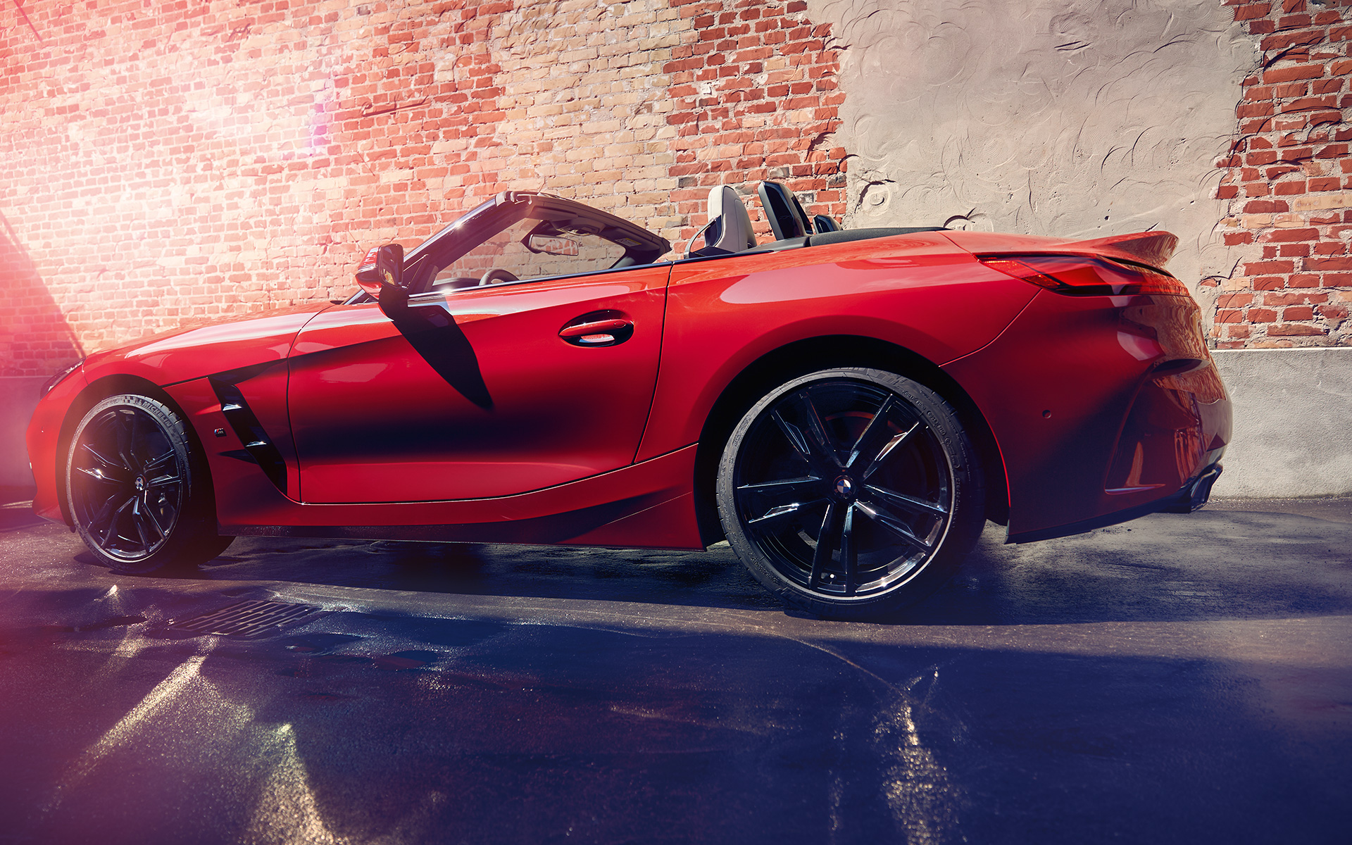 Toma del lateral del BMW Z4 Roadster (G29) Toma de lateral del BMW Z4 Roadster (G29) delante de una pared de ladrillo