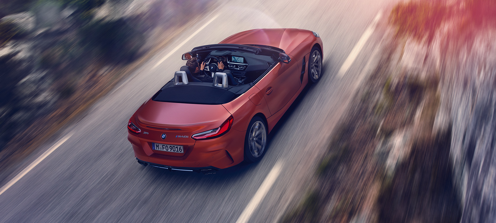 BMW Z4 Roadster (G29), vista de tres cuartos de la zaga, desde una vista aérea, en marcha BMW Z4 Roadster (G29), vista de tres cuartos de la zaga, desde una vista aérea, en marcha