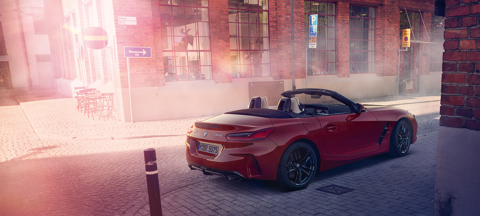 BMW Z4 M40i Roadster G29 con capota abierta BMW Z4 M40i Roadster G29 vista de tres cuartos de la zaga, con capota abierta