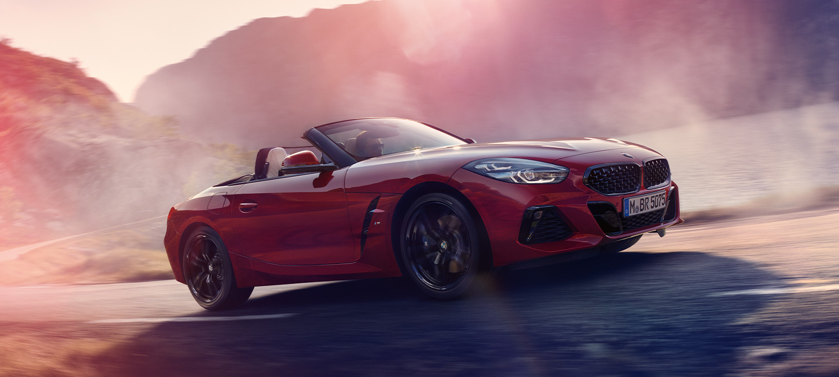 BMW Z4 M40i Roadster (G29), vista de tres cuartos del lateral, en marcha BMW Z4 M40i Roadster (G29), vista de tres cuartos del lateral, en marcha