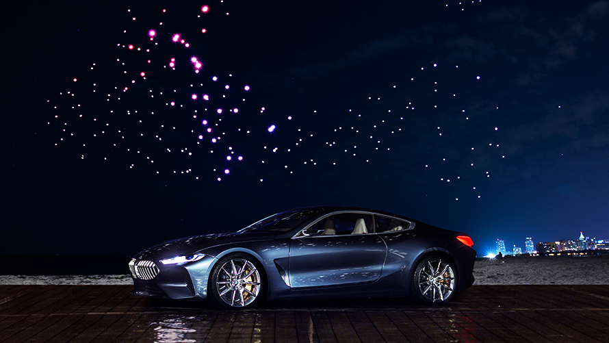 BMW Serie 8 Concept El BMW Serie 8 Concept bajo 300 drones iluminados de noche