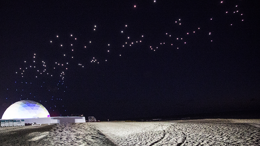 Duo Studio Drift, performance con drones Duo Studio Drift: Drones iluminados volando en la playa de noche