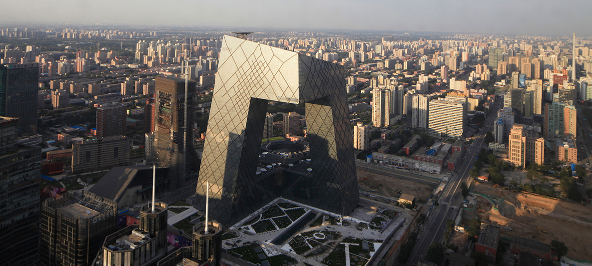 Rem Koolhaas: Sede de la Televisión Central de China Rem Koolhaas: Vista de la parte lateral de la sede de la Televisión Central de China