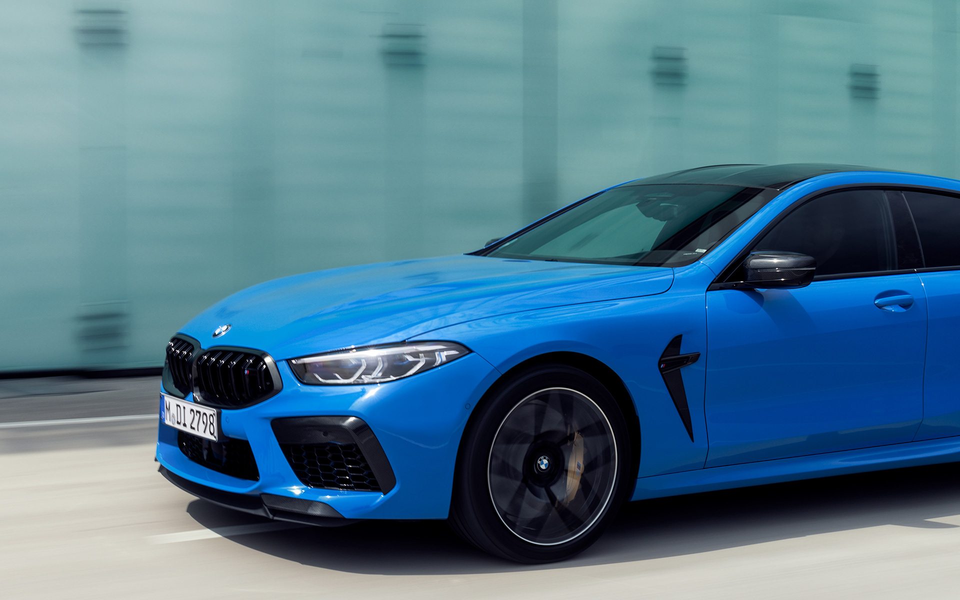 BMW M8 Competition Coupé F92 2019 BMW Individual Voodoo Blue, vista de tres cuartos del lateral en corte, en marcha