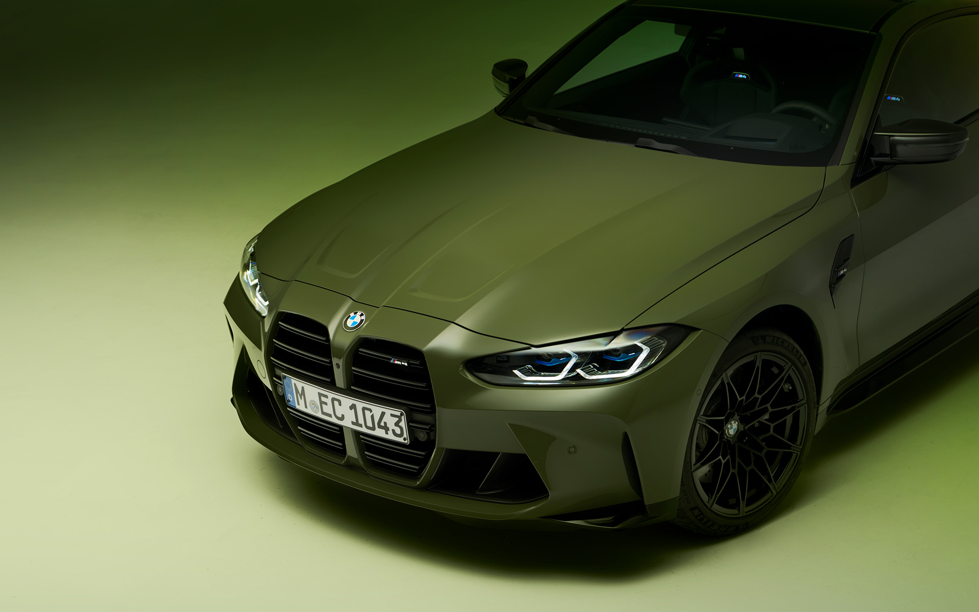 BMW M4 Competition Coupé G82 2021 BMW Individual Urban Green, vista de tres cuartos del frontal BMW M4 Competition Coupé G82 2021 BMW Individual Urban Green, vista de tres cuartos del frontal, con vista superior en corte