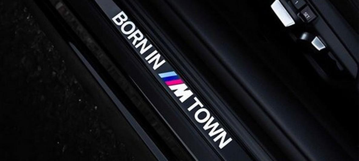 Molduras de entrada BMW Individual BMW M Town, primer plano Molduras de entrada BMW Individual BMW M Town, primer plano