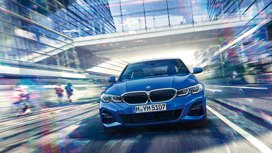 BMW Personal CoPilot: conducción inteligente Un hombre conduce un BMW mirando al sistema de asistencia al conductor BMW Personal CoPilot.