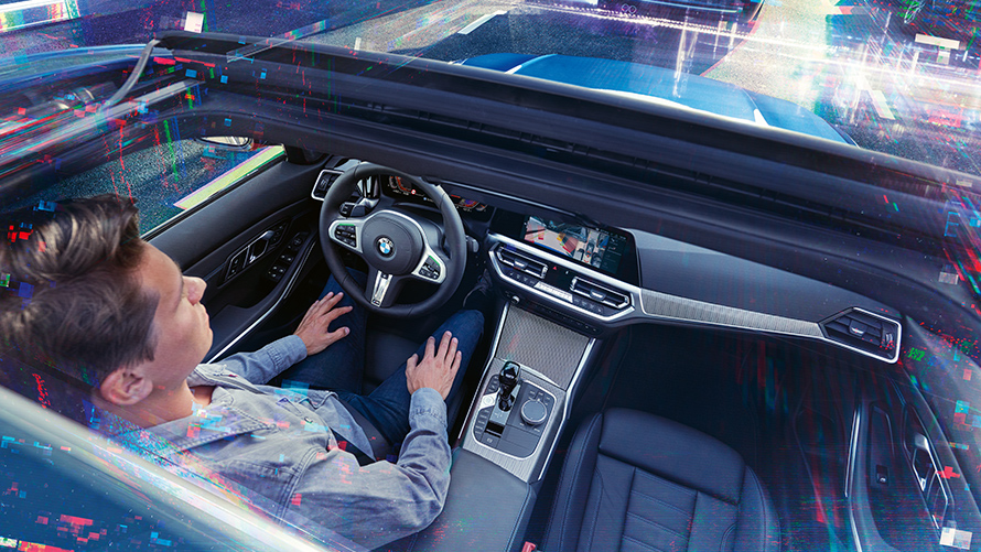 BMW Personal CoPilot: aparcamiento inteligente Un hombre se encuentra sentado en un BMW que está aparcando utilizando el asistente de aparcamiento BMW Personal CoPilot.