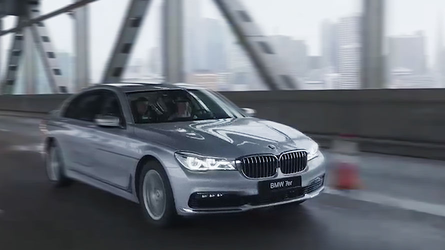 BMW Personal CoPilot: la flota de prueba para conducir de forma autónoma del futuro Un BMW Serie 5 gris con la inscripción "BMW Personal CoPilot" aparece circulando en la vista lateral derecha de la autopista.