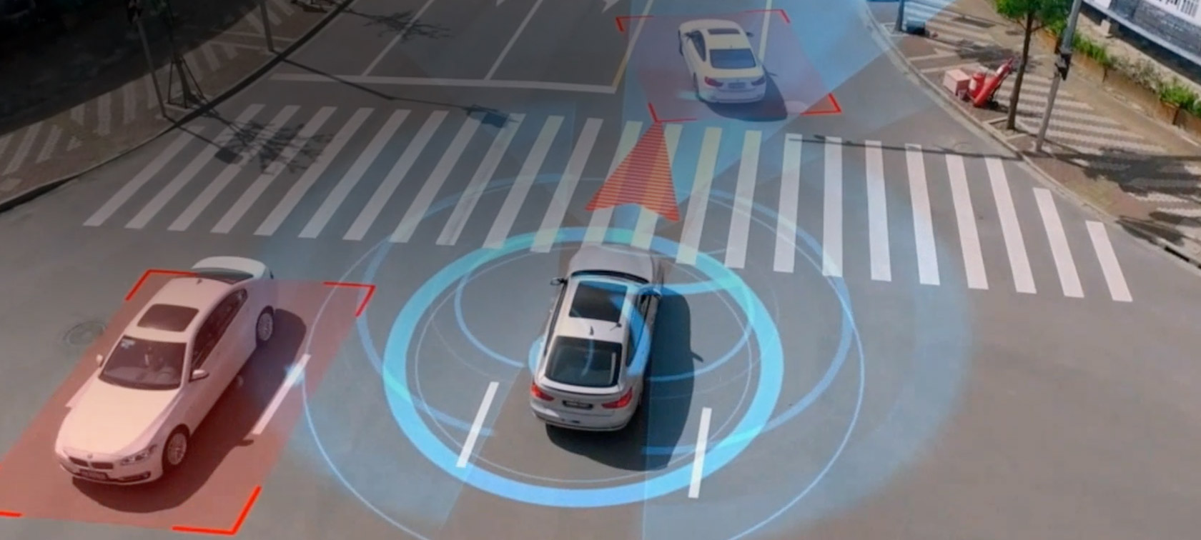 BMW Personal CoPilot: la conducción autónoma cambiará nuestras vidas Tres vehículos BMW aparecen enmarcados por gráficos virtuales que identifican su posición y dirección de conducción.