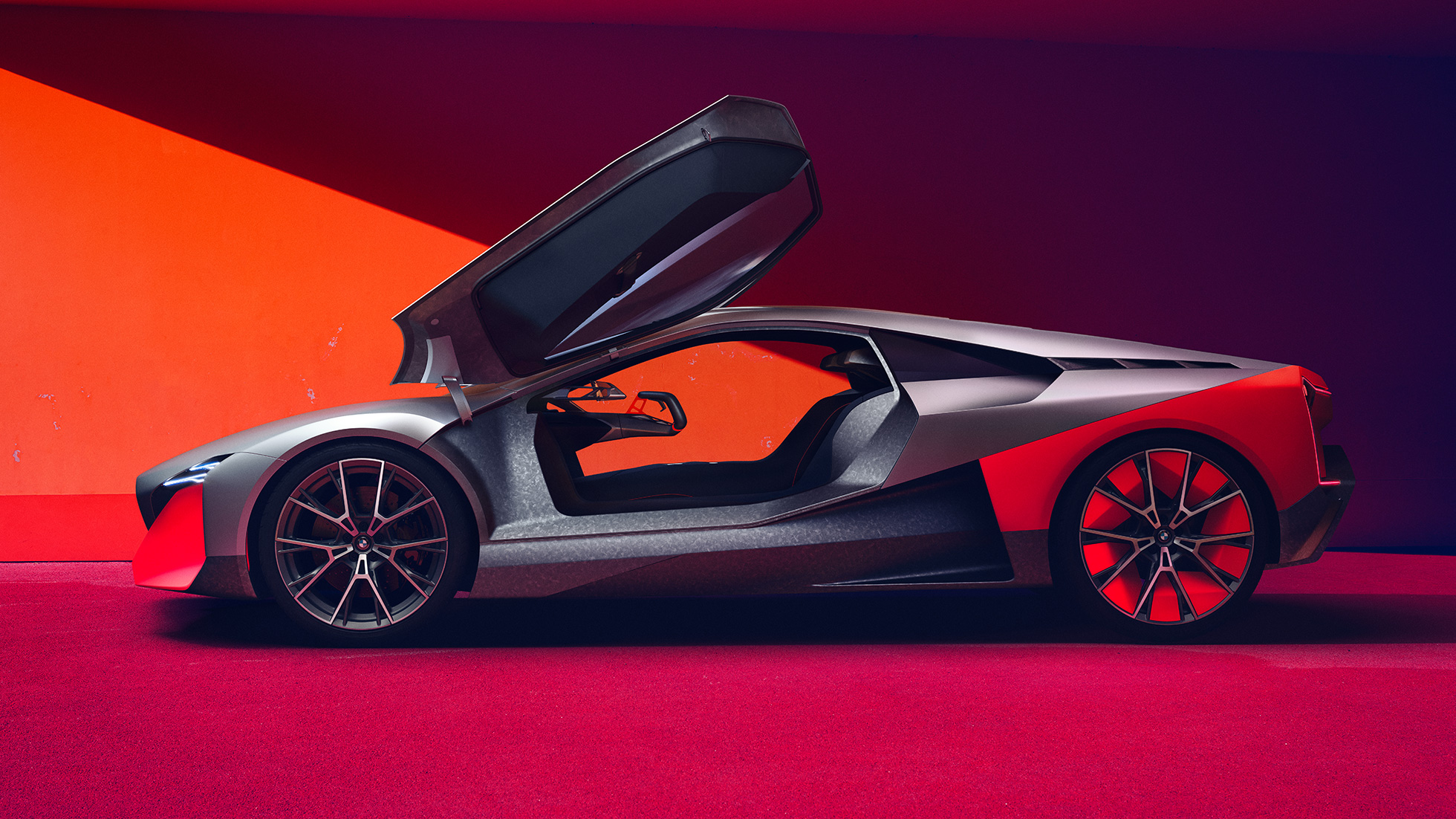 BMW Vision M NEXT, vista lateral BMW Vision M NEXT, vista lateral, parado, puertas de ala gaviota abiertas