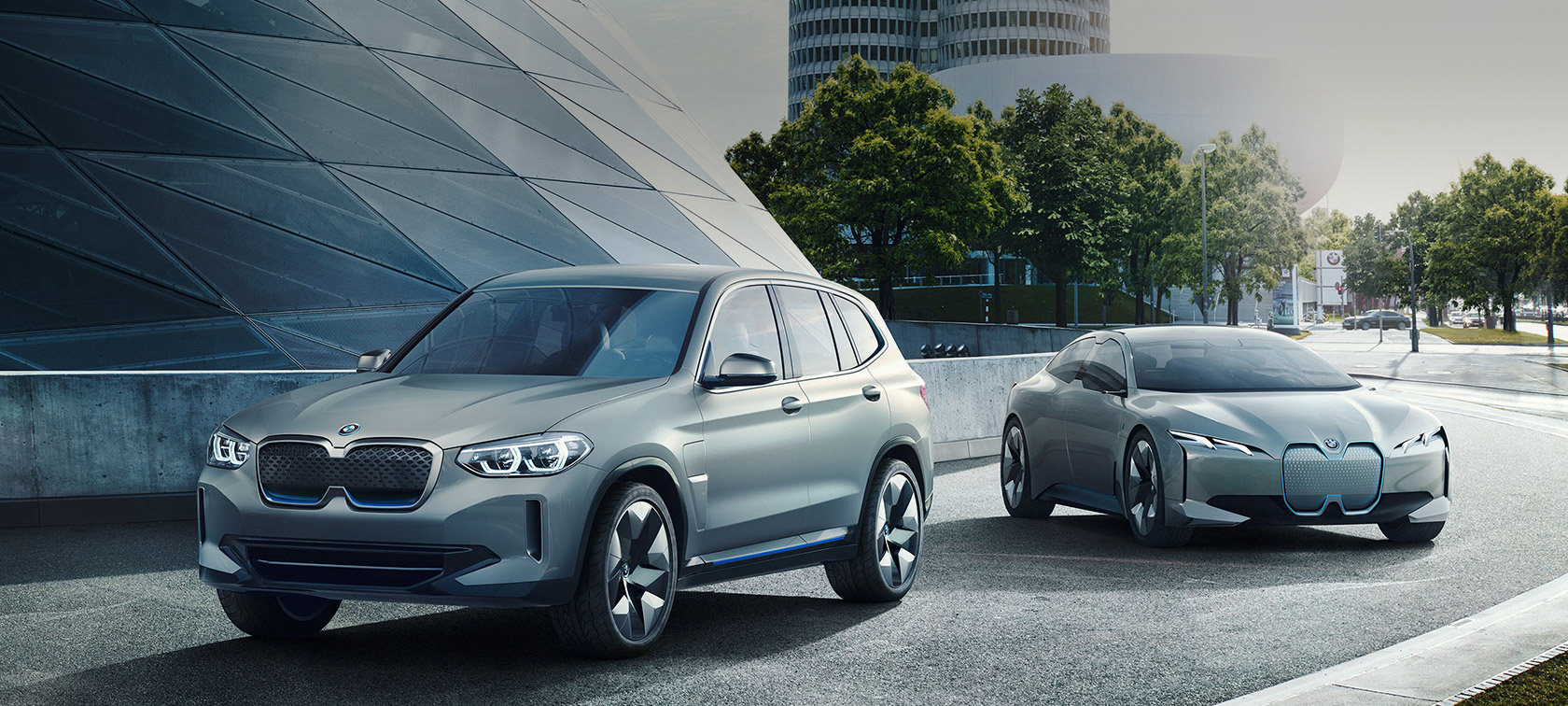 BMW Concept iX3 y BMW Vision iNEXT delante de un edificio Perspectivas BMW 2023 BMW Concept iX3 y BMW Vision iNEXT delante de un edificio