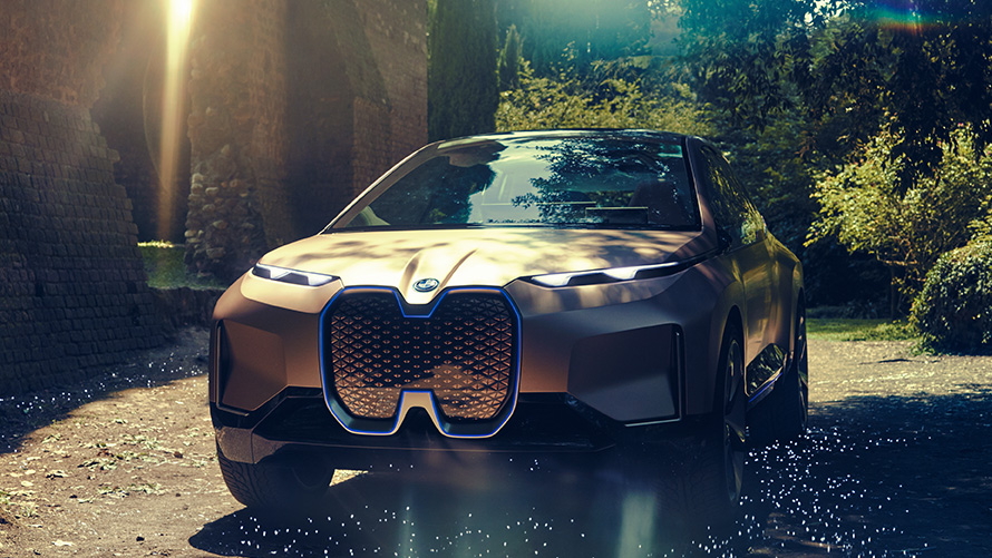 BMW Vision iNEXT delante de un bosque BMW Vision iNEXT delante de un bosque, vista de tres cuartos del frontal