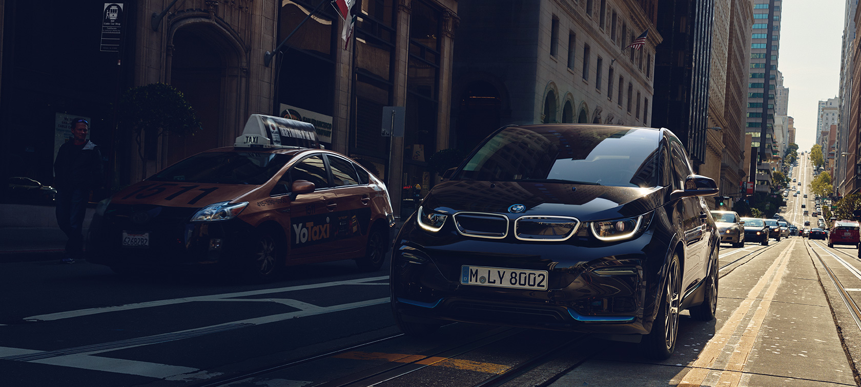 BMW i3 en la carretera Vehículos eléctricos de BMW, BMW i3 en la carretera, vista de tres cuartos del frontal