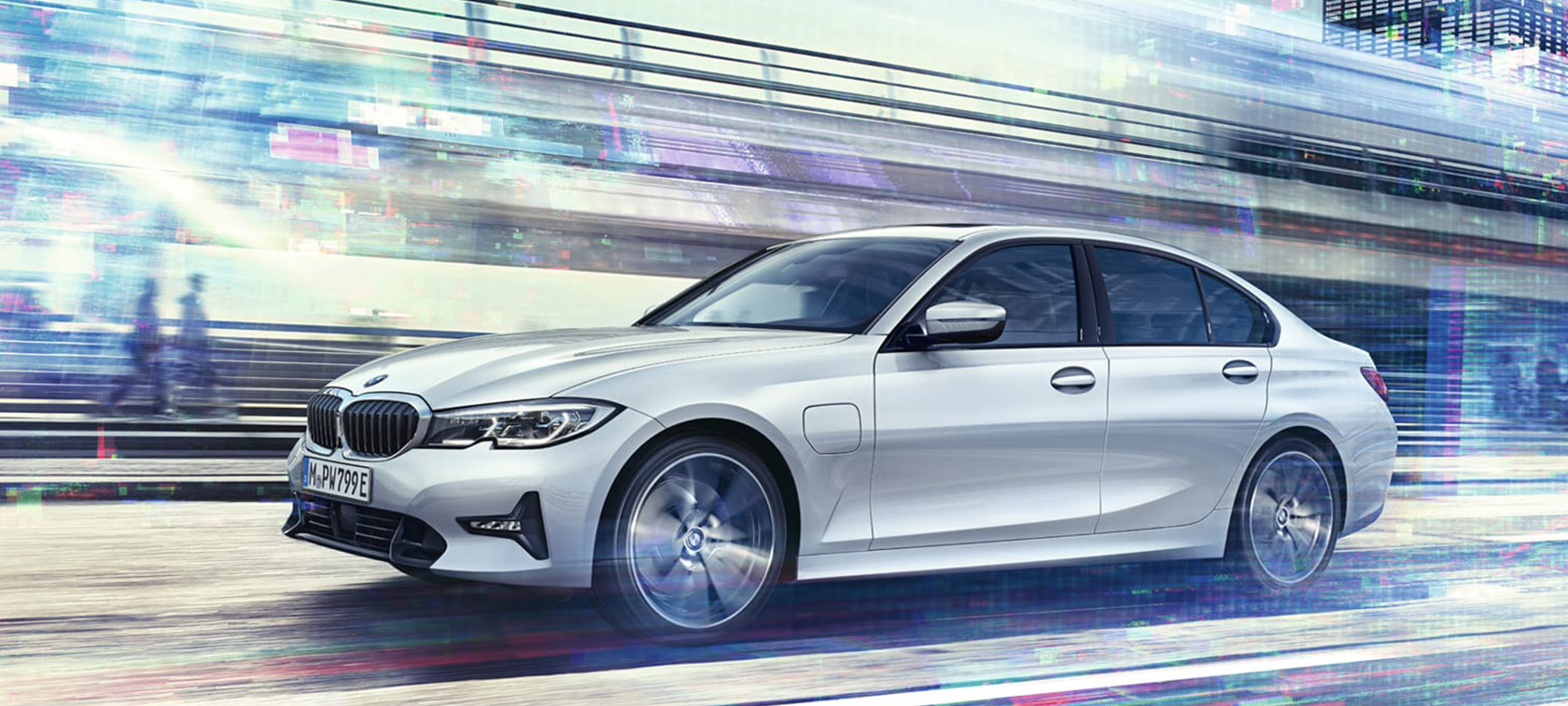 Vehículo BMW delante de un puente Servicios digitales innovadores de BMW, vehículo BMW, delante de un puente, vista de tres cuartos