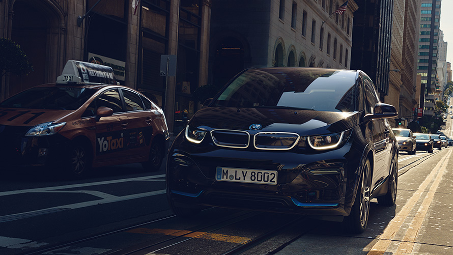 BMW i3 en la carretera Vehículos eléctricos de BMW, BMW i3 en la carretera, vista de tres cuartos del frontal