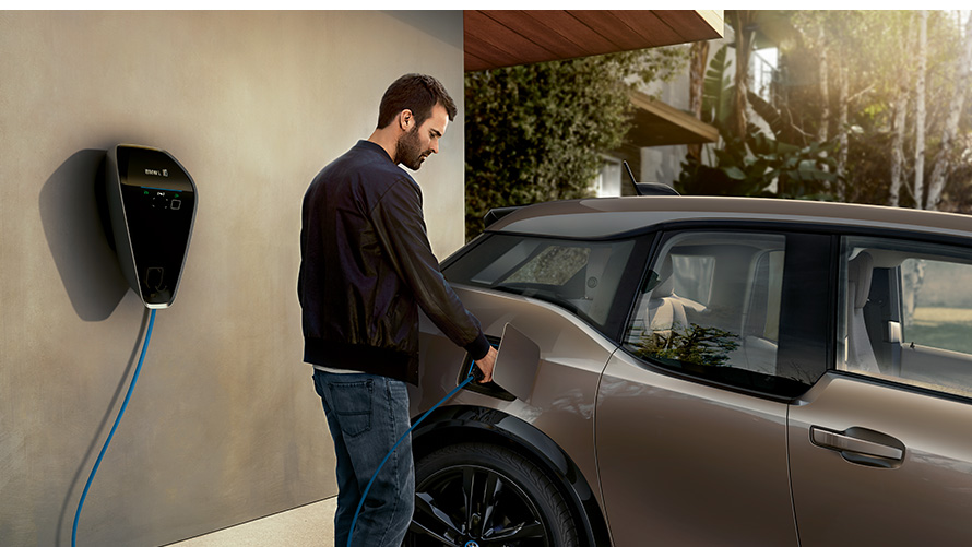 BMW i3s, hombre en el punto de carga BMW Charging, BMW i3s, hombre en el punto de carga