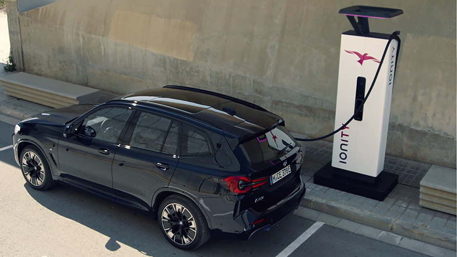 Vehículos eléctricos BMW, BMW iX3, vídeo de carga pública con puntos de carga de alta potencia BMW Charging Vehículos eléctricos BMW, BMW iX3, vídeo de carga pública con puntos de carga de alta potencia BMW Charging
