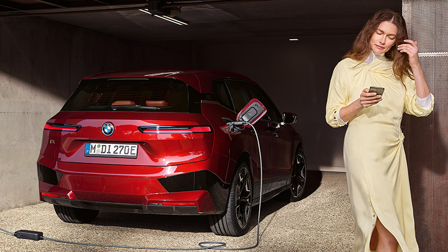 Connected Charging en My BMW App Connected Charging en My BMW App BMW iX, cargando, con mujer