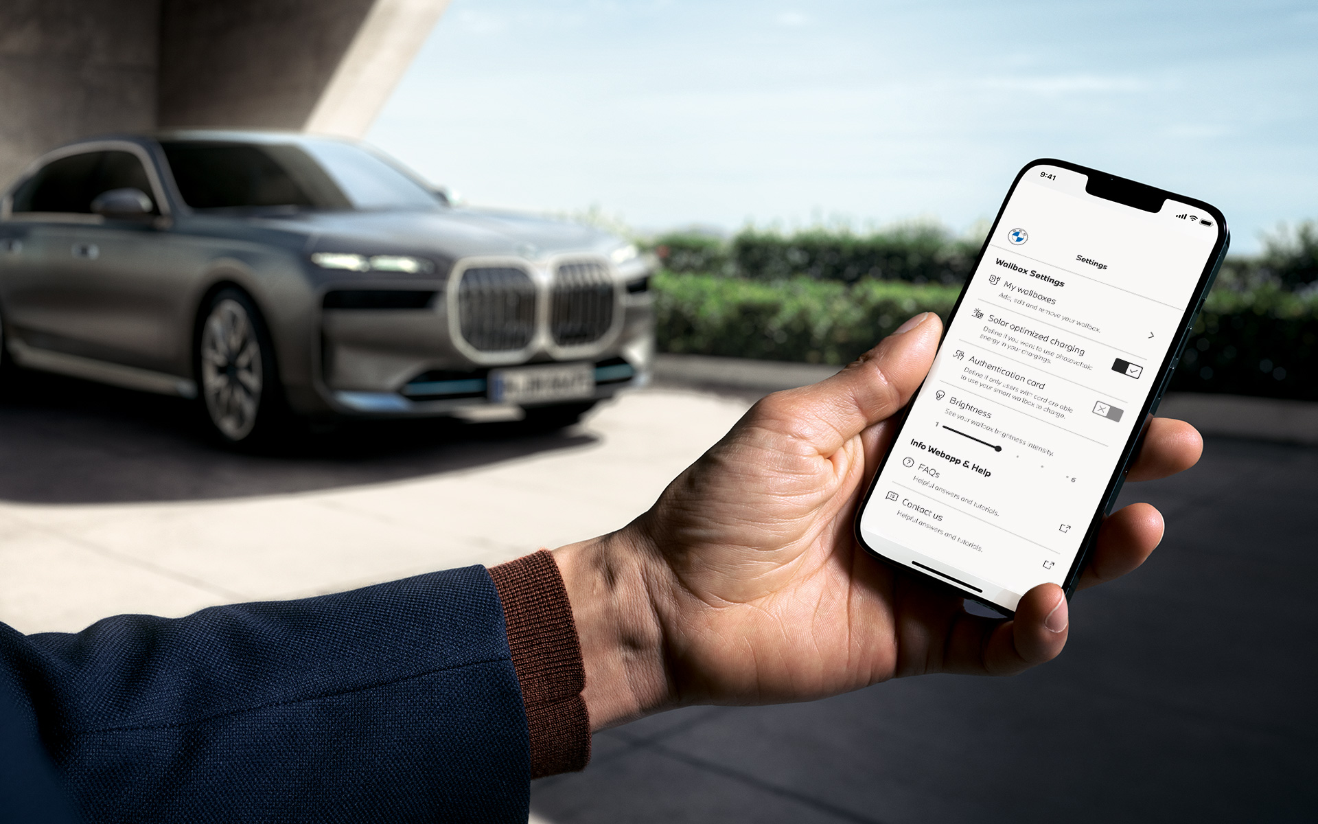 BMW i7 G70 Smartphone en primer plano muestra My BMW App