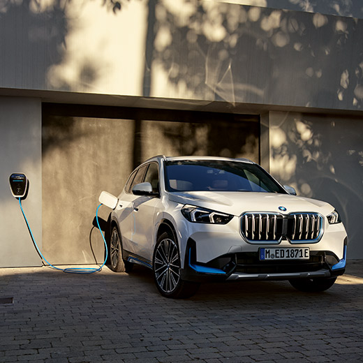 BMW iX1 U11 BEV Situación de carga delante del garaje