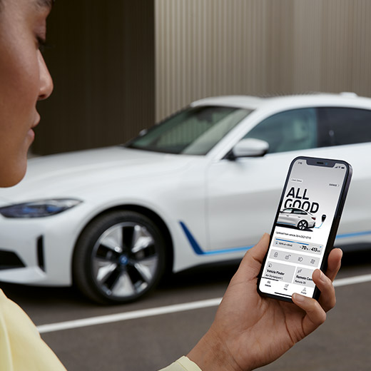 Connected Charging en My BMW App BMW i4 G26 con persona en primer plano