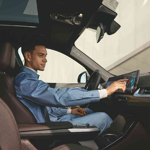 Connected Charging en el vehículo, hombre utilizando el BMW Curved Display
