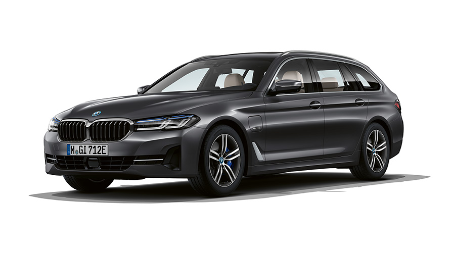 BMW Serie 5 Touring Híbrido Enchufable, vista de tres cuartos del frontal BMW Serie 5 Touring Híbrido Enchufable, imagen de estudio, vista de tres cuartos del frontal