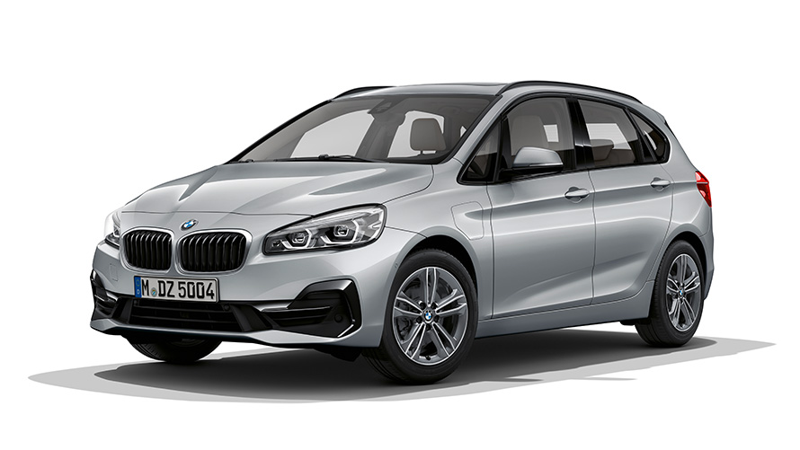 BMW 225xe Active Tourer Modelo PHEV Vista de tres cuartos del frontal BMW 225xe Active Tourer Modelo PHEV Imagen de estudio Vista de tres cuartos del frontal