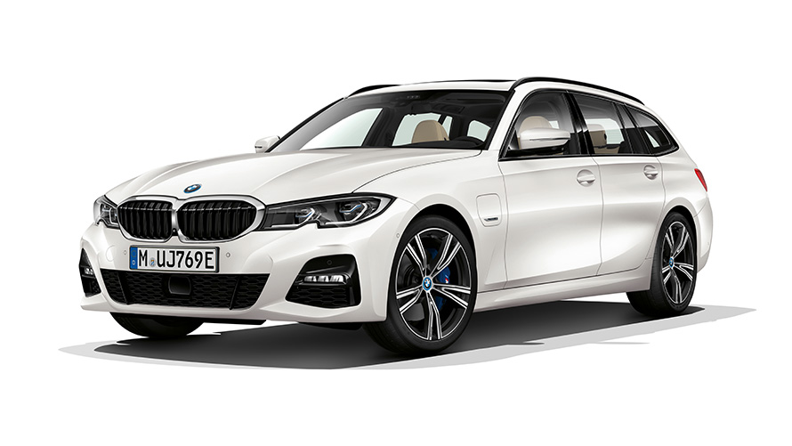 BMW Serie 3 Touring Híbrido Enchufable Vista de tres cuartos del frontal BMW Serie 3 Touring Híbrido Enchufable Imagen de estudio Vista de tres cuartos del frontal