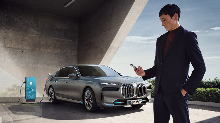 Connected Charging en My BMW App Connected Charging en My BMW App cargando un BMW i7 xDrive60 con una persona en primer plano