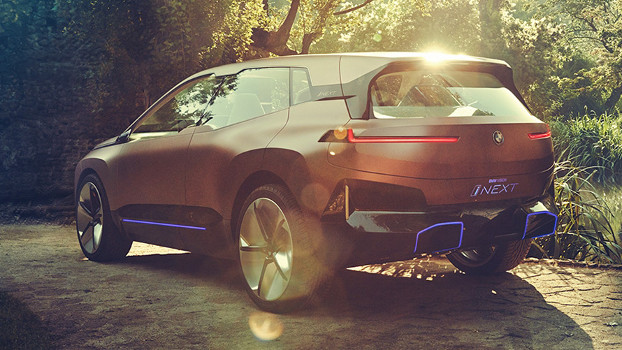 BMW Vision iNEXT BMW Vision iNEXT delante de un bosque Vista de tres cuartos del frontal