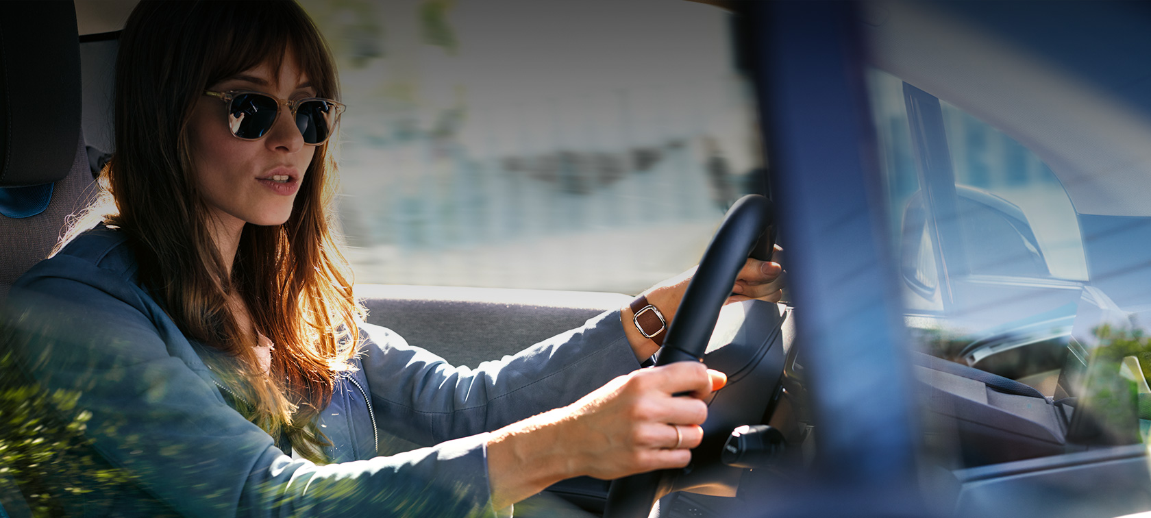 Amazon Alexa en el vehículo Mujer al volante de un BMW Amazon Alexa en el vehículo Mujer al volante de un BMW