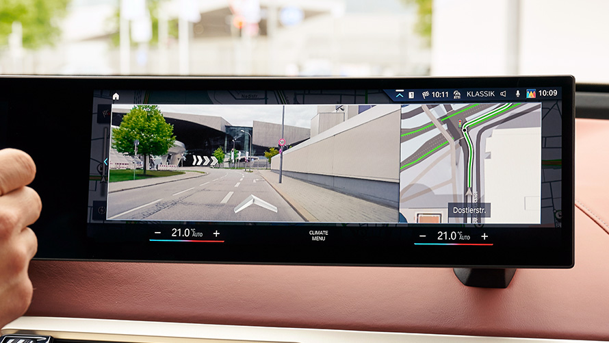 BMW Maps Connected Navigation, una mujer utiliza BMW Maps en el smartphone BMW Maps Connected Navigation, una mujer utiliza BMW Maps en el smartphone