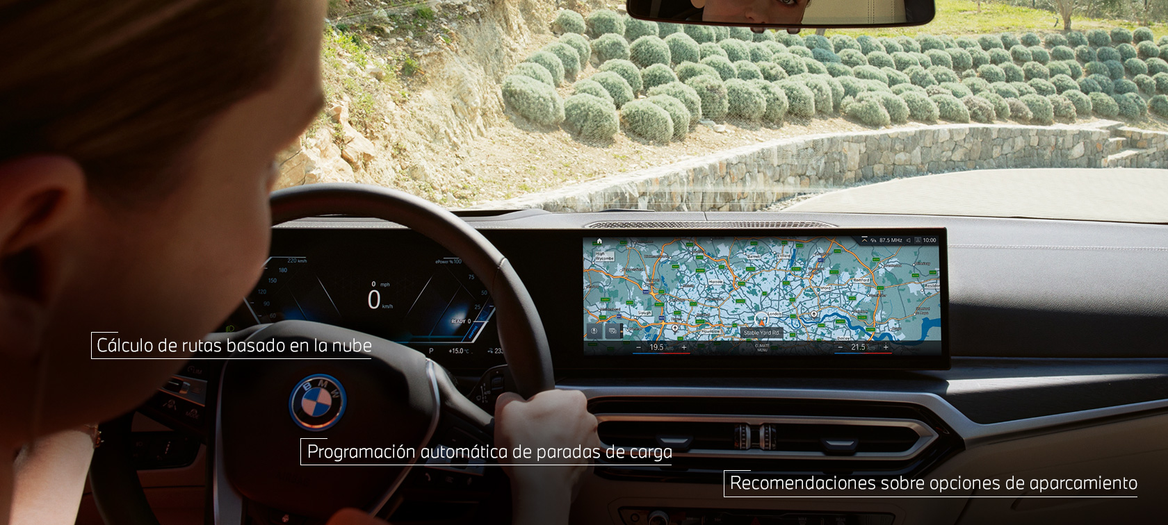 Un hombre al volante de su BMW sigue las indicaciones de navegación de BMW Maps en el display de control Un hombre al volante de su BMW sigue las indicaciones de navegación de BMW Maps en el display de control
