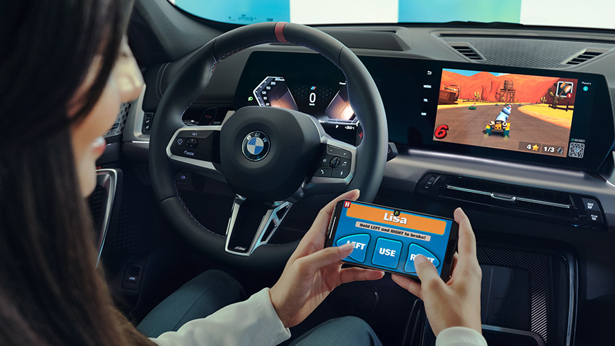Mujer jugando, juego en BMW Curved Display Interior de BMW, mujer jugando, juego en BMW Curved Display