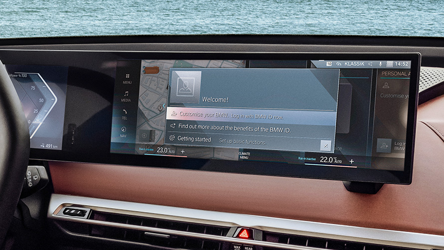 BMW Curved Display con mensaje de bienvenida y menú de configuración del BMW ID personal BMW Curved Display con mensaje de bienvenida y menú de configuración del BMW ID personal