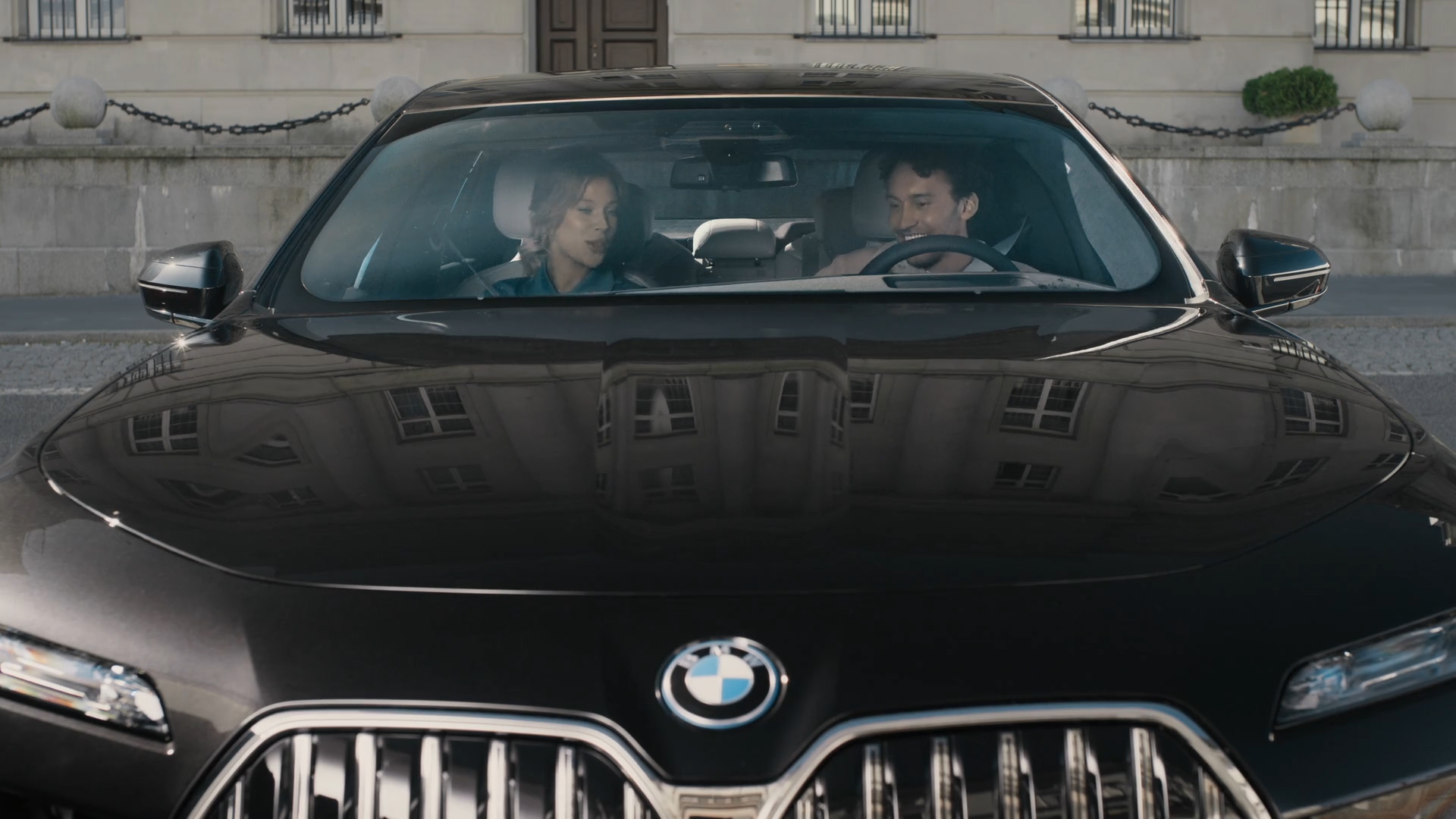 BMW iDrive Challenge Sightseeing BMW iDrive Challenge Sightseeing G70 vista del frontal, dos personas mirando BMW Curved Display