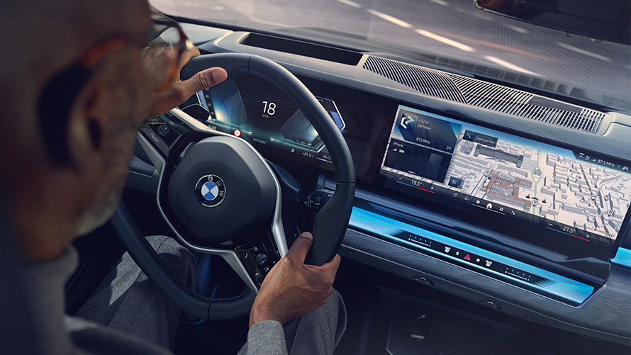 Interior de BMW, hombre mirando la pantalla con Operating System 8.5 Interior de BMW, hombre mirando BMW Maps en la pantalla con Operating System 8.5