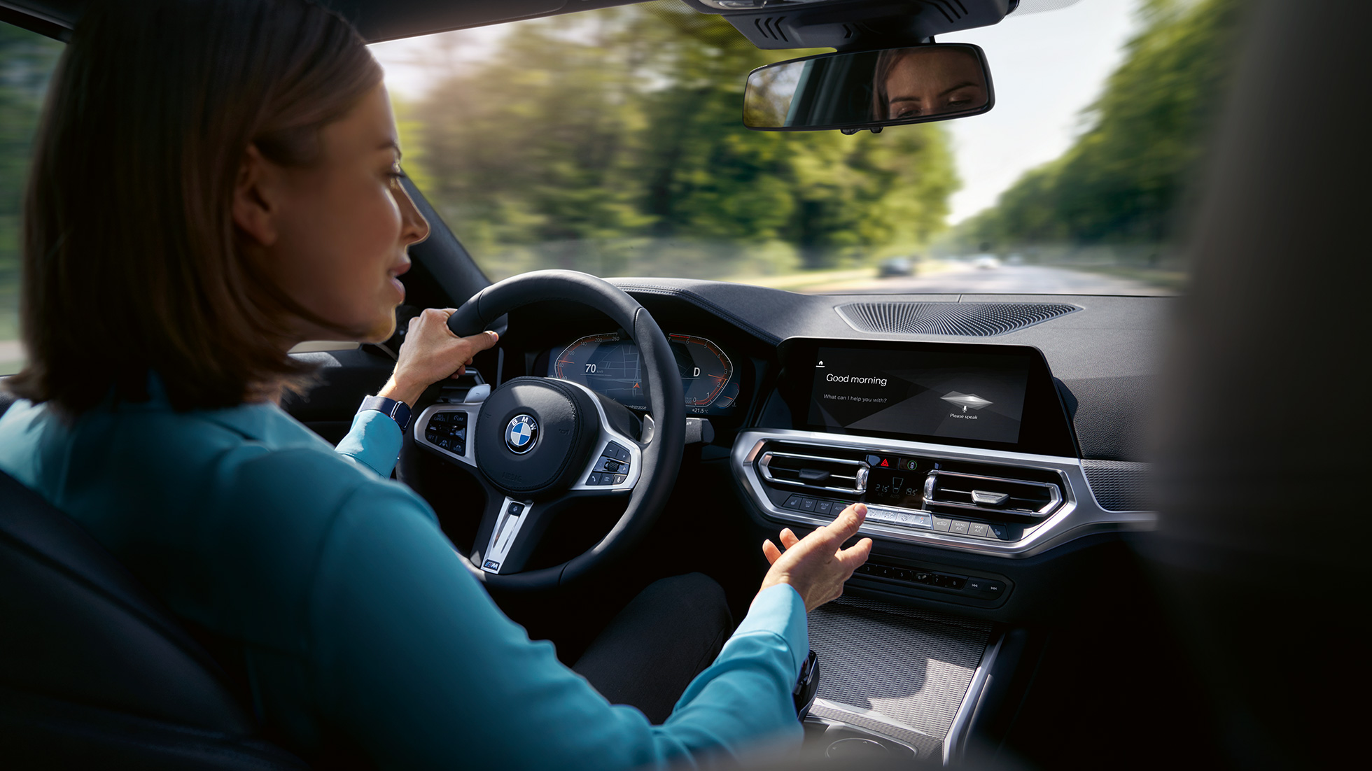 Una mujer utiliza BMW Intelligent Personal Assistant en su BMW Una mujer utiliza BMW Intelligent Personal Assistant de BMW ConnectedDrive en su BMW