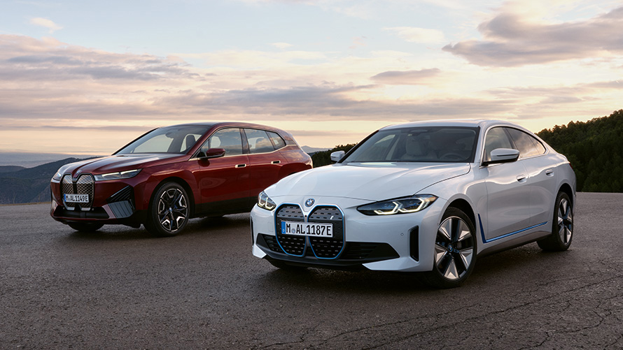 Vista de tres cuartos del frontal, BMW iX (i20) y BMW i4 (G26 BEV) Remote Software Upgrade, vista de tres cuartos del frontal, BMW iX (i20) y BMW i4 (G26 BEV)