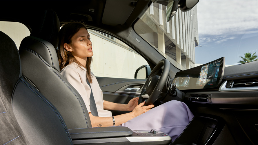 Remote Software Upgrade, Drive Recorder Remote Software Upgrade, Drive Recorder, mujer con smartphone junto a muro